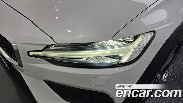 Volvo V60 Cross Country 2021 — Photo 15/37