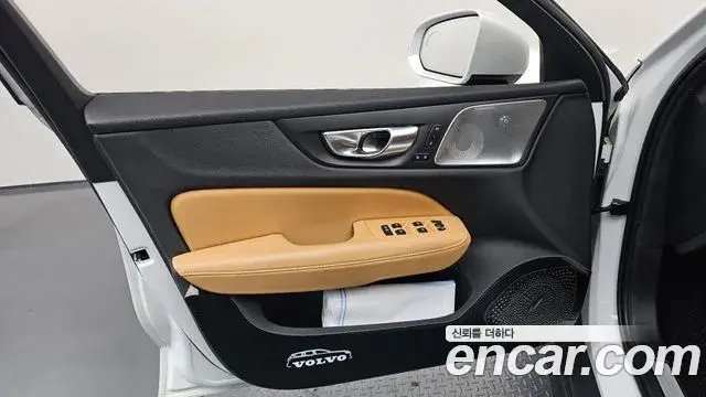 Volvo V60 Cross Country 2021 — Photo 8/37