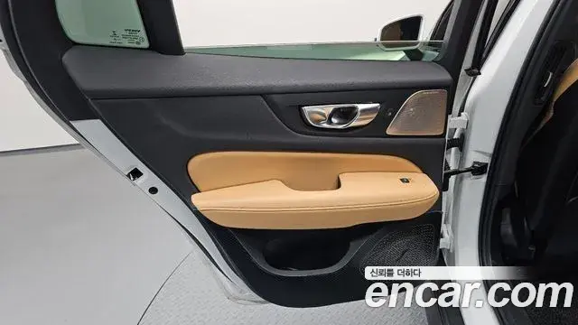 Volvo V60 Cross Country 2021 — Photo 28/37