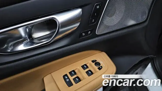 Volvo V60 Cross Country 2021 — Photo 2/37