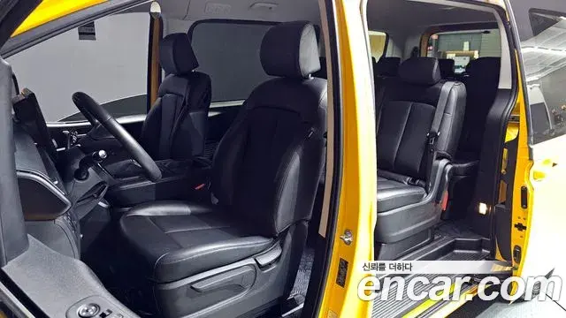 Hyundai Staria 2023 — ფოტო 25/31