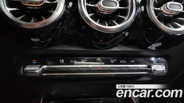 Mercedes-Benz GLB-Class 2021 — ფოტო 16/20