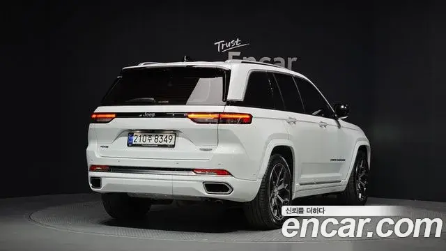 Jeep Grand Cherokee 2023 — ფოტო 19/20