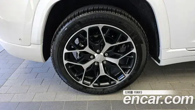 Jeep Grand Cherokee 2023 — ფოტო 15/20