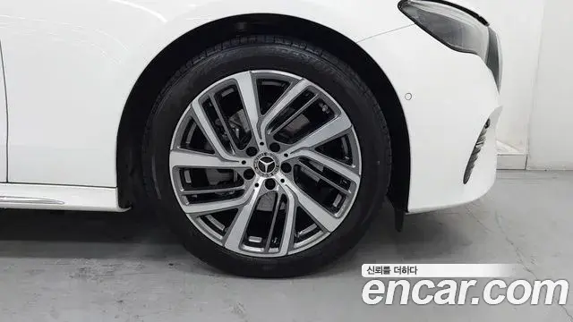 Mercedes-Benz E-Class 2024 — ფოტო 16/17