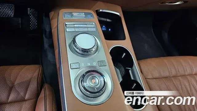 Genesis GV70 2021 — ფოტო 25/30