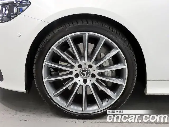 Mercedes-Benz E-Class 2021 — Photo 6/20