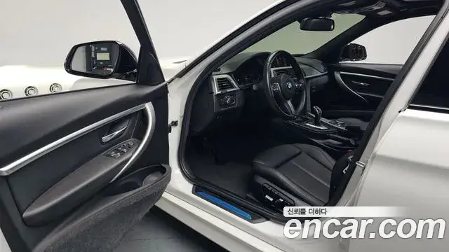 BMW 3 Series 2018 — ფოტო 30/33