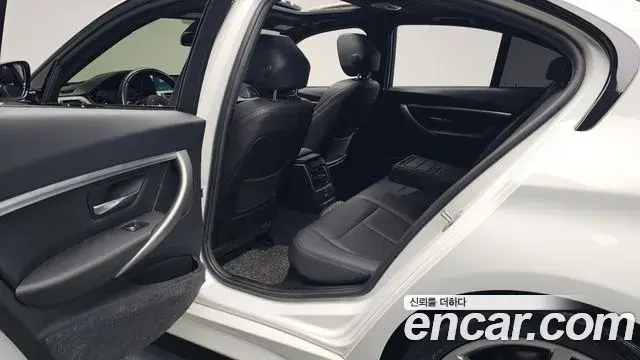 BMW 3 Series 2018 — ფოტო 27/33