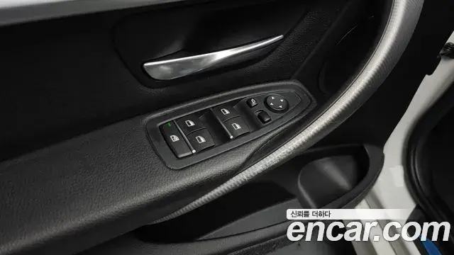 BMW 3 Series 2018 — ფოტო 28/33