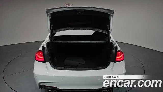 BMW 3 Series 2018 — ფოტო 19/33