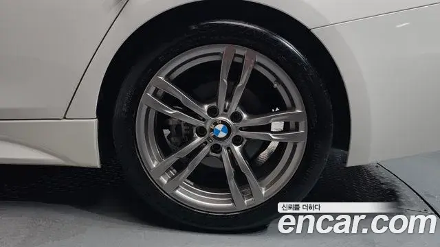 BMW 3 Series 2018 — ფოტო 29/33