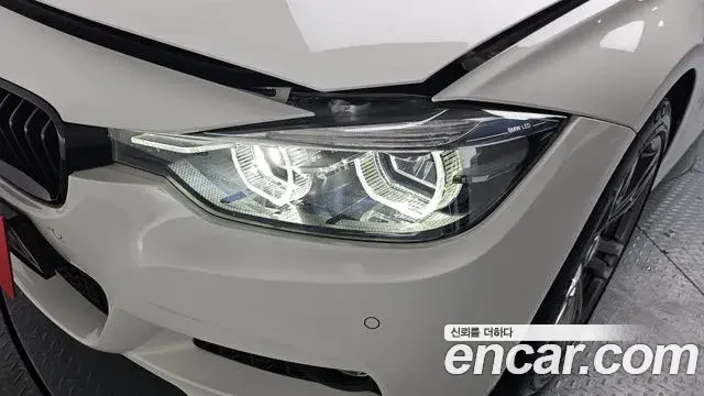 BMW 3 Series 2018 — ფოტო 25/33