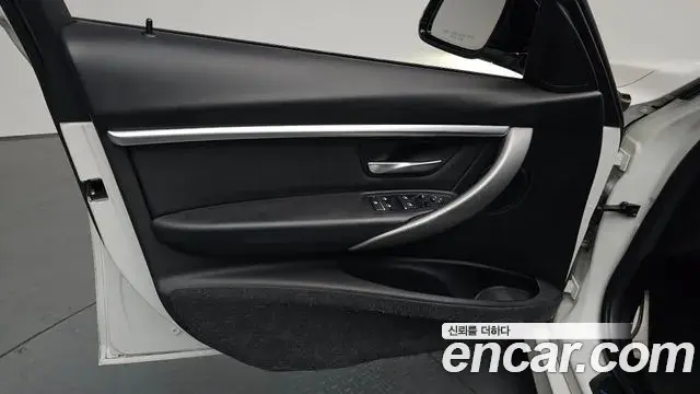 BMW 3 Series 2018 — ფოტო 17/33