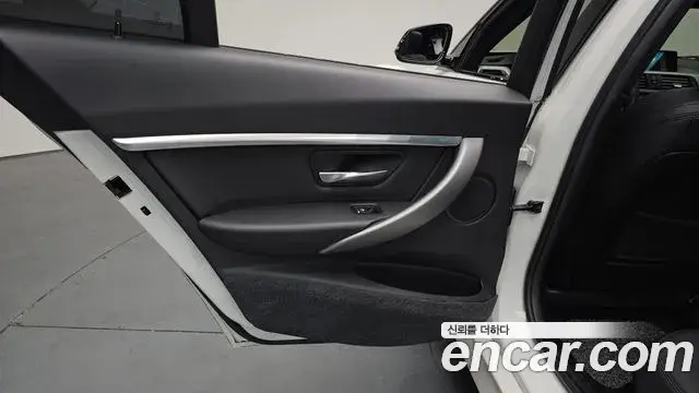 BMW 3 Series 2018 — ფოტო 9/33
