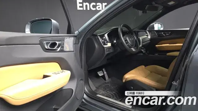 Volvo XC60 2018 — Şəkil 19/20