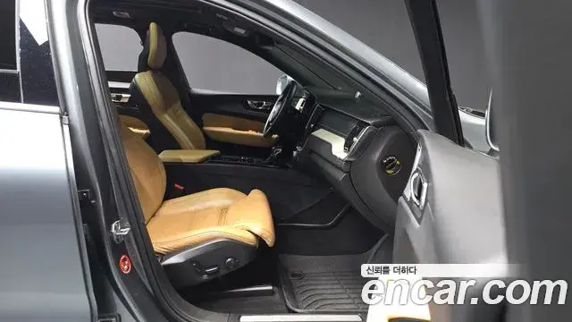 Volvo XC60 2018 — Şəkil 9/20