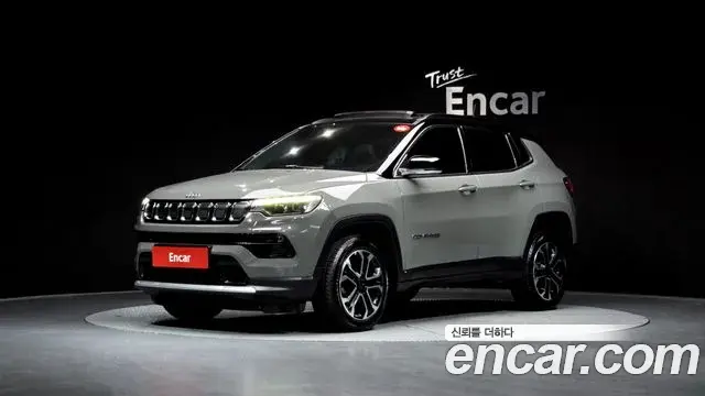 Jeep Compass 2022 — ფოტო 8/20