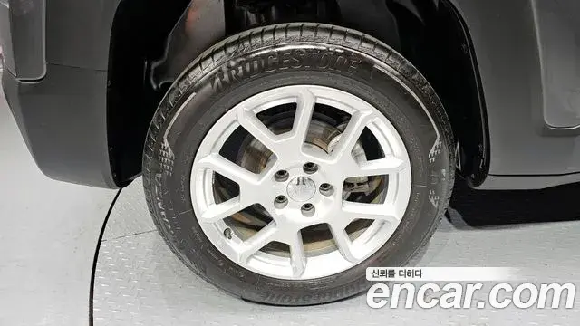 Jeep Renegade 2020 — ფოტო 25/32