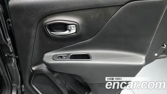 Jeep Renegade 2020 — ფოტო 21/32
