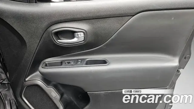 Jeep Renegade 2020 — ფოტო 23/32