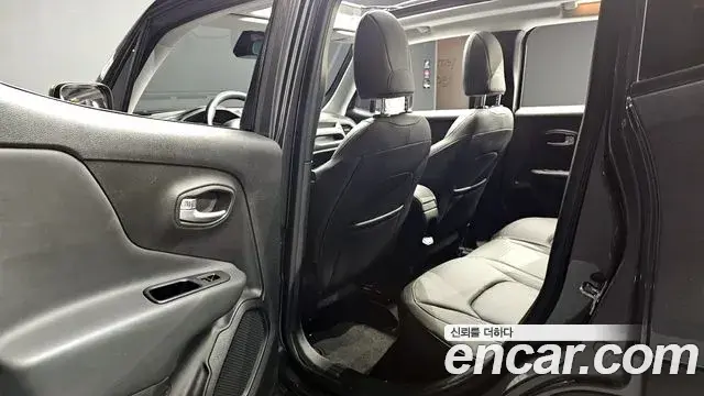 Jeep Renegade 2020 — ფოტო 22/32