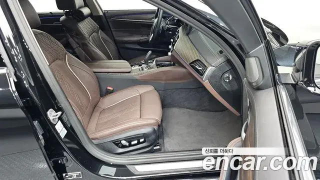 BMW 5 Series 2022 — Photo 34/35