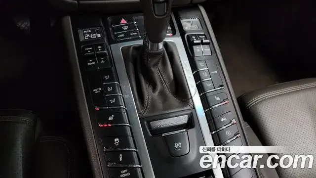Porsche Macan 2021 — Şəkil 16/34
