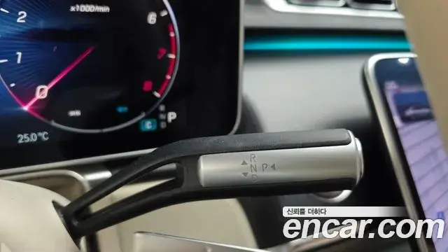 Mercedes-Benz S-Class 2023 — Photo 15/20