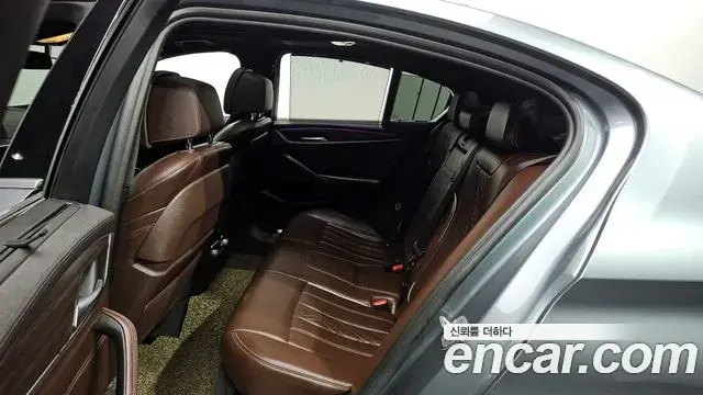 BMW 5 Series 2018 — Şəkil 12/20
