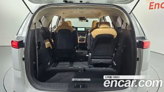 Kia Carnival 2023 — Фото 16/20