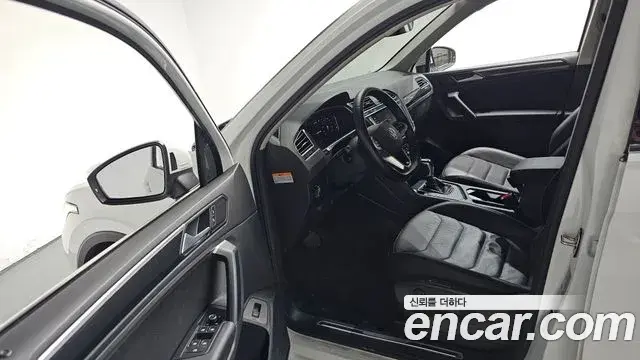 Volkswagen Tiguan 2021 — Şəkil 30/33