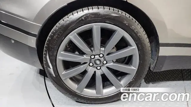 Land Rover Range Rover Velar 2019 — Photo 17/36