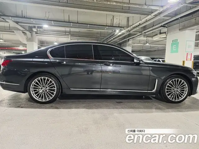 BMW 7 Series 2021 — Фото 18/20