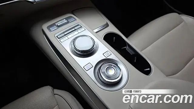 Genesis GV70 2021 — Photo 16/32