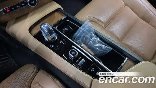 Volvo XC90 2018 — Photo 11/20