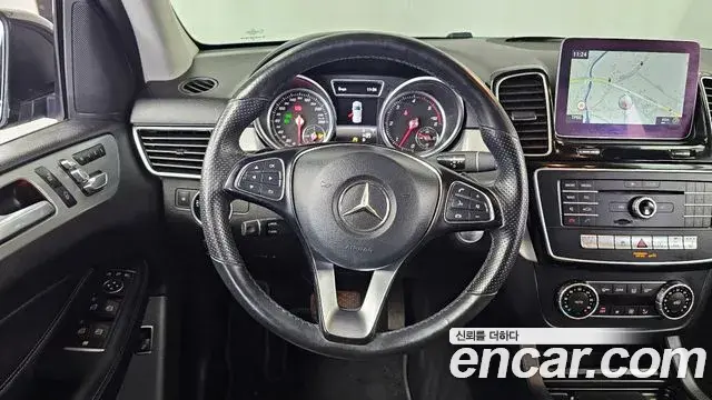 Mercedes-Benz GLE-Class 2018 — ფოტო 17/20