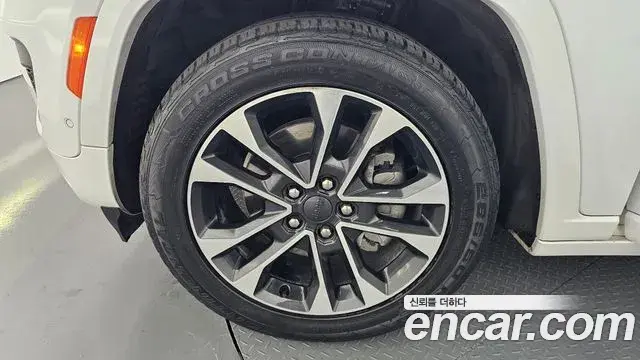 Jeep Grand Cherokee 2021 — ფოტო 17/33