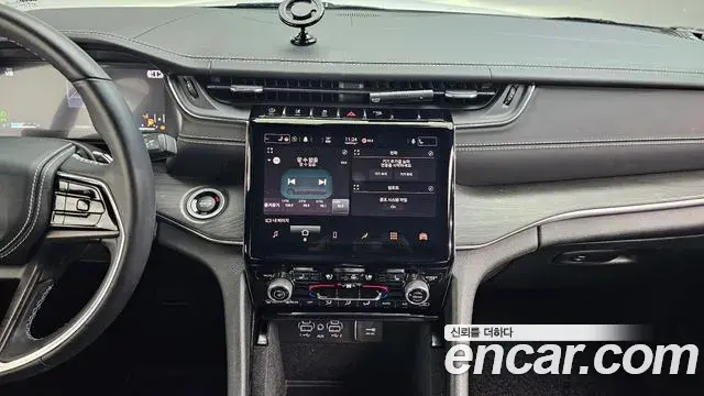 Jeep Grand Cherokee 2021 — ფოტო 31/33