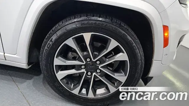Jeep Grand Cherokee 2021 — ფოტო 19/33