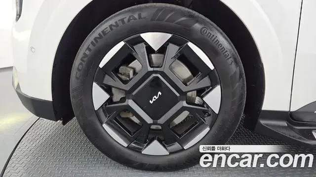 Kia Carnival 2024 — ფოტო 25/39