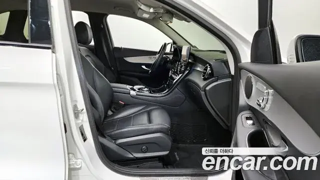 Mercedes-Benz GLC-Class 2018 — Photo 32/34