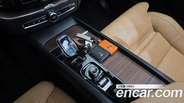 Volvo XC60 2021 — Şəkil 25/30