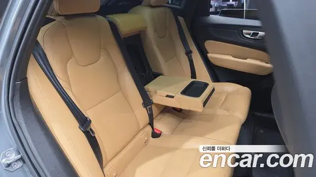 Volvo XC60 2021 — Şəkil 17/30