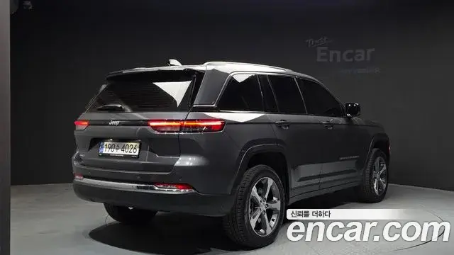 Jeep Grand Cherokee 2023 — Photo 12/32