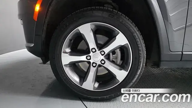 Jeep Grand Cherokee 2023 — Photo 3/32