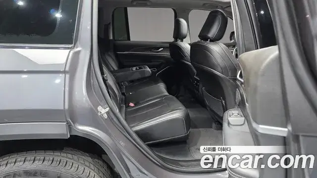 Jeep Grand Cherokee 2023 — Photo 27/32