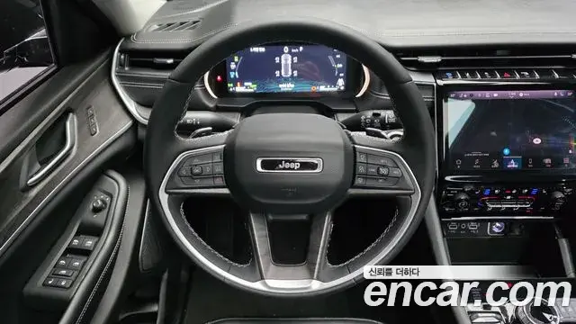 Jeep Grand Cherokee 2023 — Photo 29/32