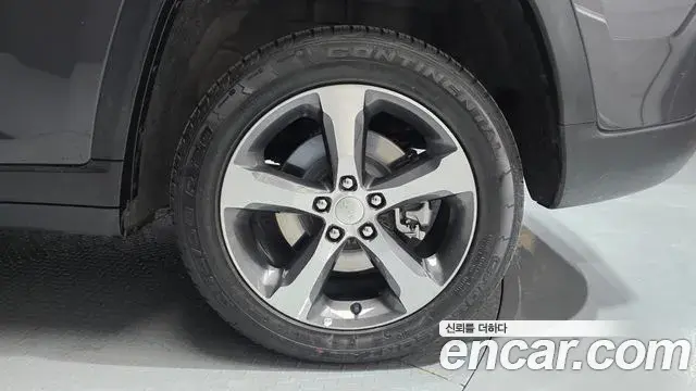 Jeep Grand Cherokee 2023 — Photo 25/32