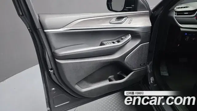 Jeep Grand Cherokee 2023 — Photo 19/32